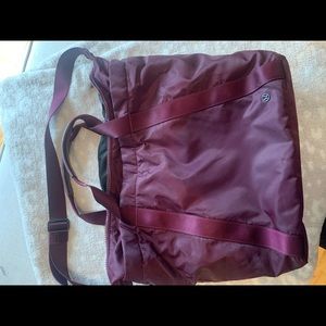 Lululemon duffel bag / laptop bag / gym bag in maroon
